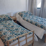 dormitorio con dos camas individuales